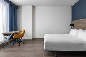 Holiday Inn Express Montreal Airport - St-Laurent by IHG