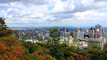 Holiday Inn Express Montreal Airport - St-Laurent by IHG