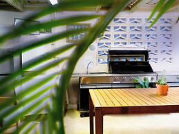 Boyne Island Motel and Villas