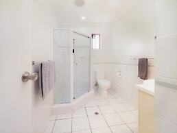 Boyne Island Motel and Villas