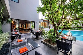 Diamond Condominium 2506