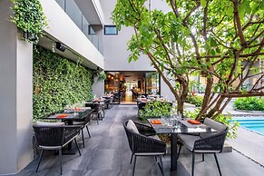 Diamond Condominium 2506