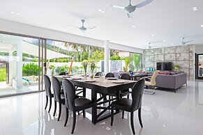 Open-space Design 4BR Pool Villa Luna