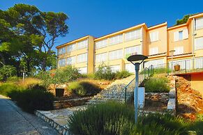 Apartments Fontana Resort in Jelsa, With Swimming Pool