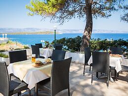 Apartments Fontana Resort in Jelsa, With Swimming Pool