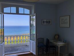 Villa With Direct Access to the Beach