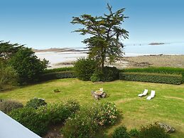 Villa With Direct Access to the Beach