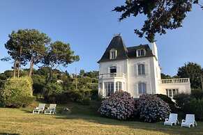Villa With Direct Access to the Beach