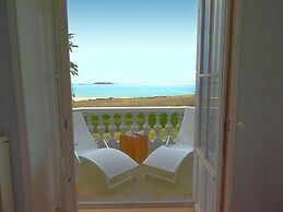 Villa With Direct Access to the Beach