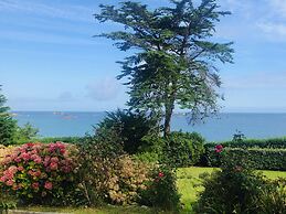 Villa With Direct Access to the Beach