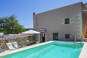 Cozy Holiday Home With Pool and Whirlpool in Maheri