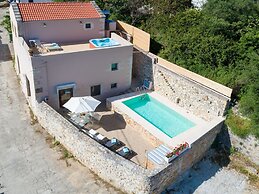 Cozy Holiday Home With Pool and Whirlpool in Maheri