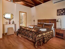 Cozy Holiday Home With Pool and Whirlpool in Maheri