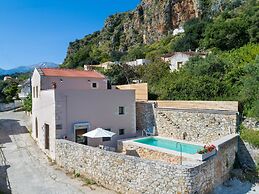 Cozy Holiday Home With Pool and Whirlpool in Maheri