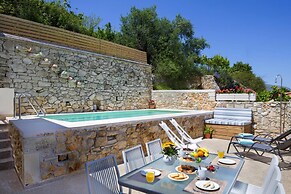 Cozy Holiday Home With Pool and Whirlpool in Maheri