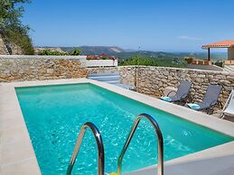 Cozy Holiday Home With Pool and Whirlpool in Maheri