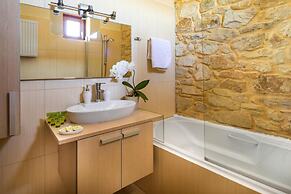 Cozy Holiday Home With Pool and Whirlpool in Maheri