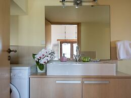 Cozy Holiday Home With Pool and Whirlpool in Maheri