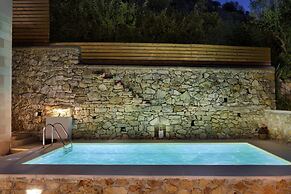 Cozy Holiday Home With Pool and Whirlpool in Maheri