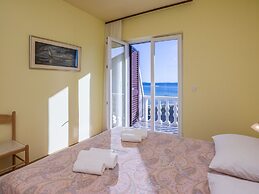 Apartments in House Liveric, in Vir at the Beach