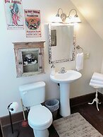 America Room 1 Bedroom by Main Street Bed & Breakfast