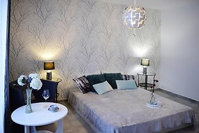 Holiday Flat, Kamien
