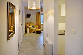 Holiday Flat, Kamien