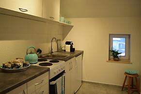 Holiday Flat, Kamien