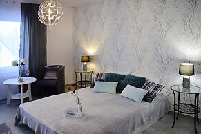 Holiday Flat, Kamien