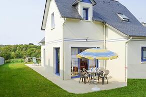 Modern Holiday Home 500 m From the sea in Morgat