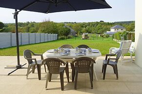 Modern Holiday Home 500 m From the sea in Morgat