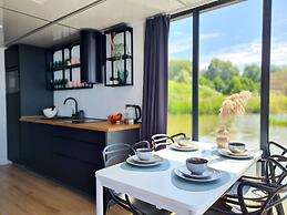 Luxury Houseboat for 2 People, by the sea