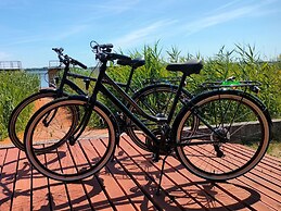Luxury Houseboat for 2 People, by the sea