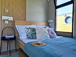 Luxury Houseboat for 2 People, by the sea