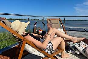 Luxury Houseboat for 2 People, by the sea