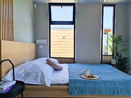 Luxury Houseboat for 2 People, by the sea