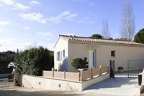Nice Holiday Home With Private Terrace, Arpaillargues-et-aureillac
