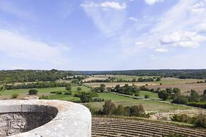 Nice Holiday Home With Private Terrace, Arpaillargues-et-aureillac