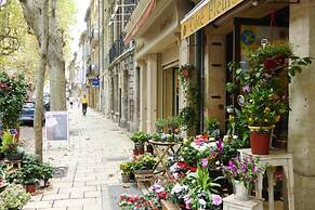 Nice Holiday Home With Private Terrace, Arpaillargues-et-aureillac