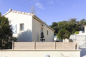 Nice Holiday Home With Private Terrace, Arpaillargues-et-aureillac