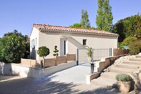 Nice Holiday Home With Private Terrace, Arpaillargues-et-aureillac