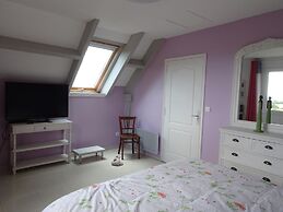 Beautiful Norman House With Outbuilding Located in the bay of Mont St