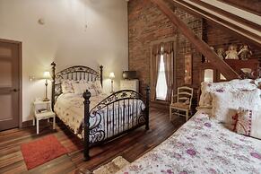 Dickinson Room by Main Street Bed & Breakfast