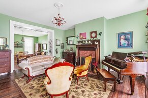 Dickinson Room by Main Street Bed & Breakfast