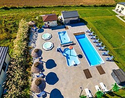Large Holiday Homes, Swimming Pool, Jacuzzi
