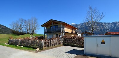 Chalet Alpenzauber mit Beheiztem Pool, Inzell
