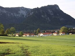 Chalet Alpenzauber mit Beheiztem Pool, Inzell