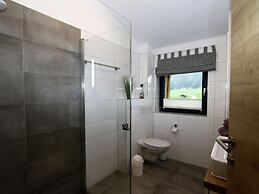 Chalet Alpenzauber mit Beheiztem Pool, Inzell