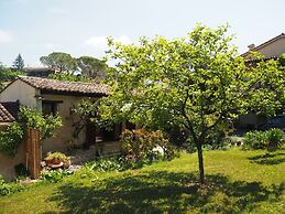 Small Holiday Home With Private Terrace and Shared Garden, Cagnes-sur-