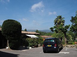 Small Holiday Home With Private Terrace and Shared Garden, Cagnes-sur-